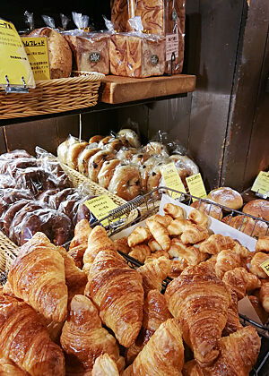 Auslage der Bäckerei Zopf früh am Morgen. In der Auslage der Bäckerei „Zopf“ liegen Croissants und andere Backwaren.