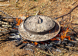 Der Deckel, mit dem der Byrek ausgebacken wird, wird auf einem Holzfeuer erhitzt.