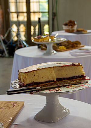 Auf einem Tortenständer liegt eine runde Eierschecken-Torte.