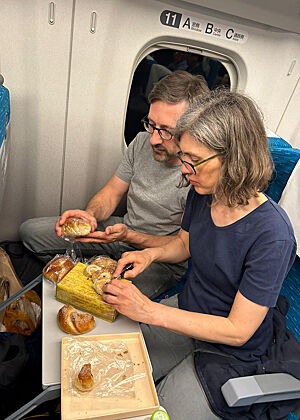 Lutz Geißler und Christina Weiß schneiden Backwaren zum Verkosten für die Reisegruppe.