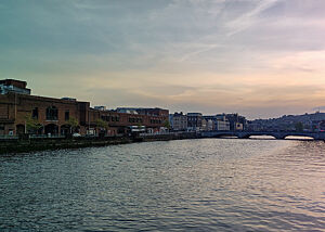 Der Fluss Lee durchquert Cork in der Abenddämmerung. Wunderbare Abendstimmung am Fluss Lee in Cork.