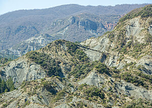 Blick aus den Bergen auf ein albanisches Bergmassiv.