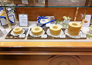 Baumkuchen einer Hannoveraner Konditoreifiliale. Vier Baumkuchen in verschiedenen Größen liegen in der Auslage einer Hannoveraner Konditoreifiliale in Tokio.