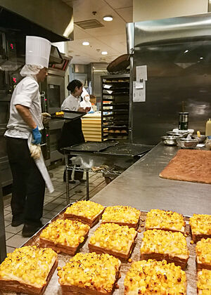 Schaubäckerei eines französischen Kochs. Fünf Bäcker arbeiten in der Backstube eines französischen Kochs in Tokio.