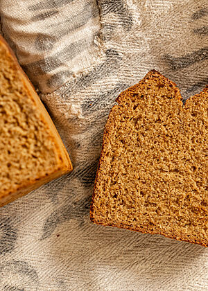 Irish Treacle Bread. Die braune Krume des im Kasten gebackenen Irish Treacle Bread ist feinporig.