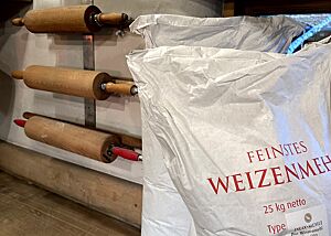 Die Mehlsäcke stehen auf der Arbeitsfläche bereit und warten darauf, verarbeitet zu werden. 