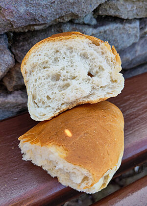 Der Soft Bun von Courtney's Bakery. Hier waren Emulgatoren und/oder exogene Enzyme im Einsatz. Ein aufgerissenes Brötchen mit wattiger, heller Krume.