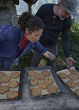 Auf drei Blechen liegend werden knusprig ausgebackene Cookies von Sarah Owens und Andrew Heyn begutachtet.