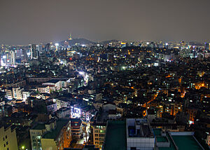 Ein Blick über die beleuchtete Stadt Seoul bei Nacht. 