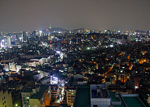 Seoul bei Nacht. Ein Blick über die beleuchtete Stadt Seoul bei Nacht.