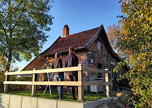 Pause und Durchatmen vor dem Backhaus Während der kurzen Pausen wurde die Sonne bei traumhaftem Wetter vor dem Backhaus genossen.