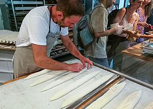 Die Baguette-Teiglinge werden mit gekonnten Schnitten von Pascal Rubertus eingeschnitten.