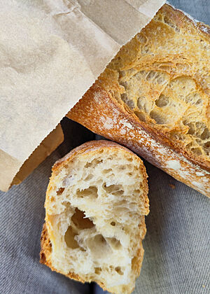 Baguette von Petit Delice in Killarney. Sehr aromatisch, schöne Porung. Blick in ein abgerissenes Stück Baguette.