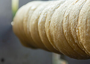Mein Sauerteig-Trdelník über der Holzkohle meines Hausgrills … Der Teig für den Sauerteig-Trdelník wurde um einen Holzstab gewickelt.