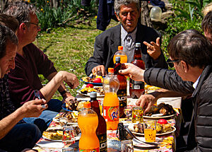 Festtafel mit typischen Gerichten, allen voran einem Schafskopf für die Gäste, um die Frische des Fleisches zu verdeutlichen … Limo und Bier standen wohl eher unseretwegen auf dem Tisch und gehören eigentlich nicht zur normalen Tischausstattung (Schnaps und Wasser schon).