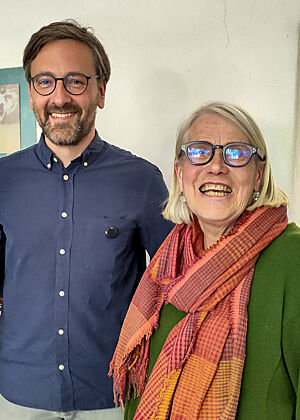 Lutz Geißler mit Darina Allen, die auch mit 76 Jahren noch alle Fäden ihrer Kochschule in der Hand hält. Darina Allen ist Herz und Seele der Kochschule. Inzwischen arbeitet auch ihre Schwiegertochter federführend mit.