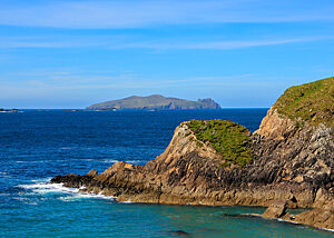 Die Küste von Dunquin auf der Dingle-Halbinsel. Schroffe Sandsteinformationen als Steilküste am Atlantik.