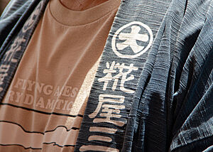 Der Chef des Misobetriebes trägt ein Gewand mit Schriftzeichen, von denen eines das Zeichen für Koji ist.