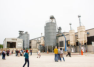Mühle von Prometeo Die Teilnehmer stehen auf dem hellen Vorplatz des Mühlenkomplexes.