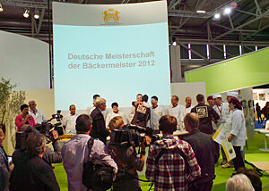 Die Siegerehrung mit den Wild Bakers (in braun). Das Team der Wild Bakers wird von den anderen Teilnehmern beglückwünscht.