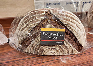 In Plastikfolie verpacktes Roggenmischbrot mit der Aufschrift "Deutsches Brot".