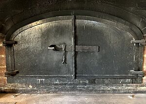 Sobald der Ofen seine Temperatur erreicht hat und die Teiglinge soweit sind, wird der Ofen ausgekehrt und hinter verschlossener Tür gebacken. 