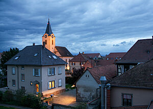 Das Elsass – Ein Blick über die Dächer bei Dämmerung.