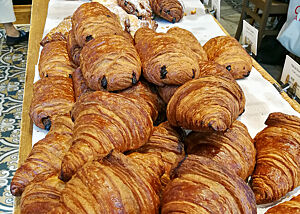 Ein Traum. Butter- und Schokoladencroissants liegen in der Auslage einer Bäckerei in Tokio.