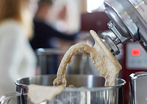 Die Kitchen Aid hatte das altbekannte Problem: Der Teig klettert nach oben. Das Knetergebnis war deutlich schlechter als bei den meisten anderen Maschinen. Am Knethaken der Kitchen Aid ist Teig nach oben geklettert.