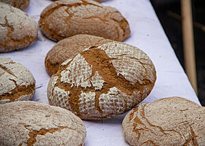 Und fertig sind die Brote (das Brot im Zentrum habe ich geformt). Die fertig gebackenen Roggenbrote sind rustikal aufgebrochen.