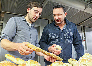 Brotfreunde beim Fachsimpeln … Lutz Geißler und Dietmar Kappl begutachten und diskutieren über die Backwaren der letzten Backnacht.