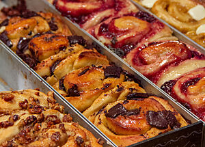 Ein Blech mit nussigen, fruchtigen und schokoladigen Schnecken liegt in der Auslage der Bäckerei Zeit für Brot.