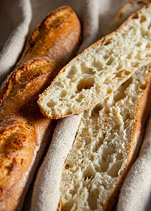 Nachdem die Rezeptur der Baguettes von Lafer von Lutz Gießler abgewandelt wurde, haben die Baguettes eine im Anschnitt gut sichtbare grobe, unregelmäßige Porung und eine zartsplittrige Kruste. 