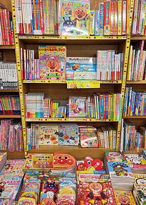 Ein Buchregal mit vielen Kinderbüchern mit und über Anpan-Man.