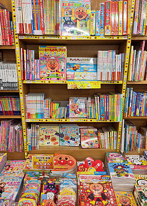 Buchladen in Tokyo Ein Buchregal mit vielen Kinderbüchern mit und über Anpan-Man.