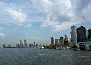 Imposant und verwirrend. Blick übers Wasser auf die Skyline von New York.