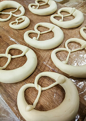 Seine schwäbischen Brezeln sind unerreicht. Schwäbische Brezel-Teiglinge liegen auf der Arbeitsfläche.