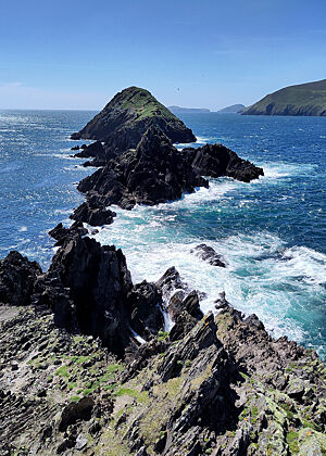 Dunmore Head – der westlichste Punkt auf Festland-Europa. Azurblaues Meerwasser, aus dem Sandstein-Felsen ragen.
