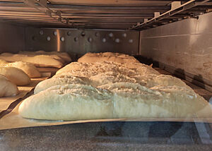 Baguettes backen im Etagenofen der Kursbackstube.