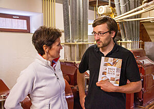 Monika Drax und Lutz Geißler mit seinem Brotbackbuch in der Drax-Mühle.