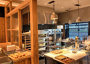 Cicon Bakery in Kyoto Rustikales Holzambiente im Laden, daneben Industrie-Style in der winzigen Backstube.