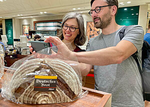 Industriebrot im Visier … Christina Weiß und Lutz Geißler fotografieren eine Packung mit der Aufschrift "Deutsches Brot".