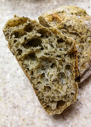 Algen-Ciabatta mit einer besonders nassen Krume, die in Japan auf Gegenliebe trifft, aber in Deutschland unverkäuflich wäre. Das Algen-Ciabatta zeigt im Anschnitt die feuchte, glänzende Krume.