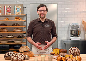 Lutz Geißler referiert in seiner Backstube über das Backen mit Sauerteig.