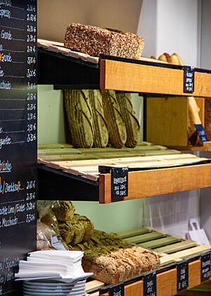 In der Auslage der der Bäckerei „Zeit für Brot“ liegen nur wenige Brote.