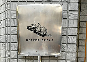 Ein metallener Brotschieber zeigt die Aufschrift „Beaver Bread“.