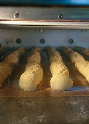 Backe, backe … Im Ofen werden hinter einer Glasscheibe Dinkelbaguettes gebacken.