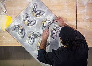 Josep Pascual verziert kunstvoll die Teiglinge seiner Schmetterlingsbrote.