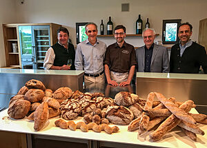 Der Anderlbauer, Michael Unger, Helmut Dönnhoff und Wulf Unger (v.l.n.r.) gemeinsam mit mir vor einem Teil der Brotausbeute, die meine Teilnehmer gebacken haben. Eine köstliche Brotauswahl liegt vor dem Anderlbauern, Michael Unger, Lutz Geißler, Helmut Dönnhoff und Wulf Unger.