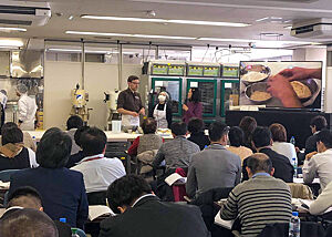 Lutz Geißler referiert während seines zweiten Kurses vor über 60 Teilnehmern in Tokio.